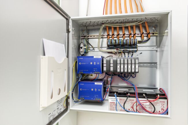 MBZ 300 N48G Noodstroombesturingscentrale voor de in het Olgahospital geïnstalleerde rook- en warmteafvoerinstallatie.
