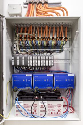 MBZ 300 N72, Olgahospital Zelfs de meest complexe rook- en warmteafvoerinstallaties, zoals in het Olgahospital, stuurt de modulaire noodstroomcentrale MBZ 300 aan. Veiligheid en betrouwbaarheid - zowel in geval van brand als in de dagelijkse ventilatiemodus.