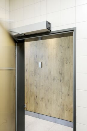 McDonald's branch Stuttgart Möhringen LS 990 elbow switch with swing door drive Powerturn F/R on the opposite wall, at McDonalds in Stuttgart-Möhringen.