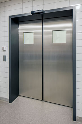 Automatic view window sliding door in the kitchen entrance – quiet, comfortable, and safe. Photo: Lorenz Frey for GEZE GmbH