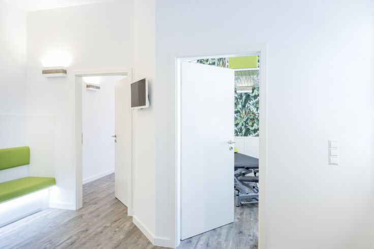 Room doors at the BEHANDELBAR 3.0 physiotherapy practice. Photo: Jürgen Pollak for GEZE GmbH