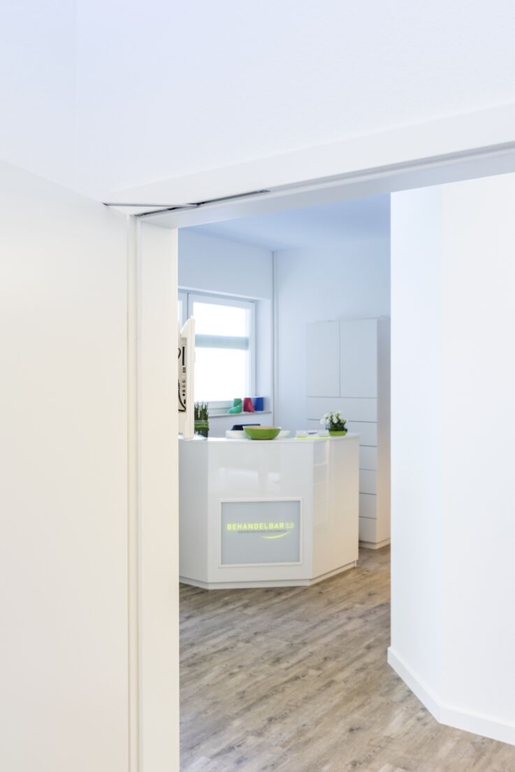 Access to the treatment room with door open: The door brakes safely keep the door open in the preset position. Photo: Jürgen Pollak for GEZE GmbH