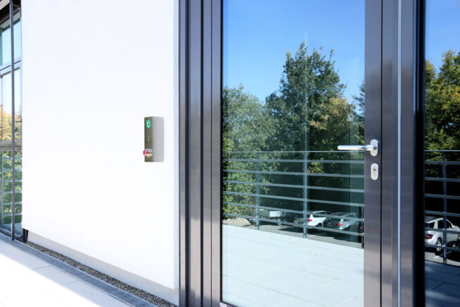 Door control unit T 320 IP V2A Door control unit T 320 IP V2A for control unit escape route doors with key switch, IP-protected door terminal for outer area in stainless steel version.