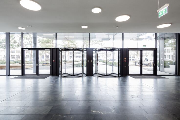 Door systems in harmony with the smart building concept, the reception area in the Vector IT campus. Photo: GEZE GmbH 
