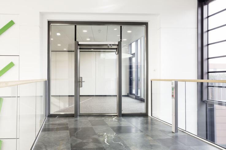 Complex door technology, fine-framed and centrally controllable