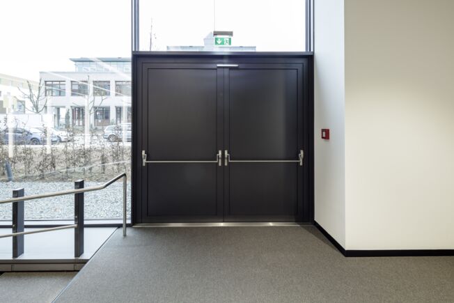 De 2-fløjede panik-flugtdøre er også tilknyttet i bygningsstyreteknikken. Foto: Jürgen Pollak for GEZE GmbH