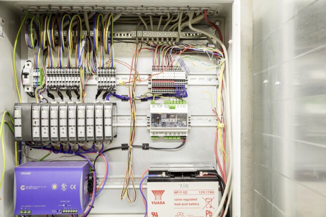 MBZ 300 De MBZ 300 zorgt bij onderneming Vector Systems voor de aansturing van de ramen in geval van brand, alsook voor de dagelijkse ventilatiemodus.