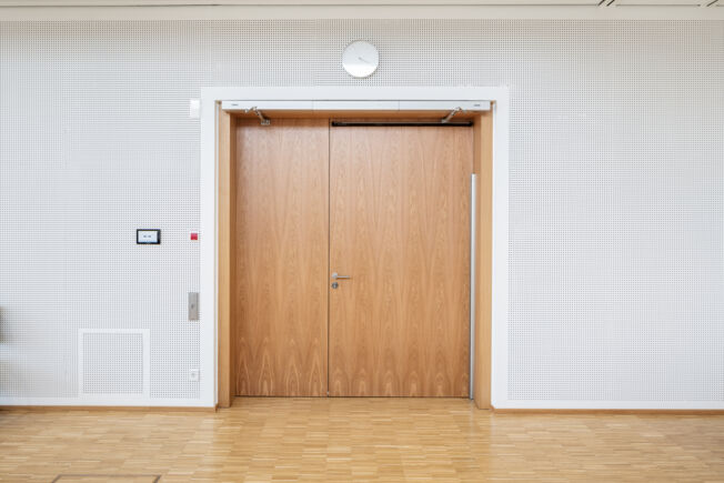 Multifunksjonell brukervennlighet: hold-åpen-system som inngang til rådkammer. Bilde: Jürgen Pollak for GEZE GmbH