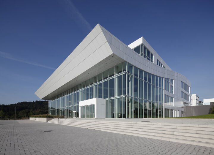 Buitenaanzicht van het ABUS KranHaus met glazen gevel.