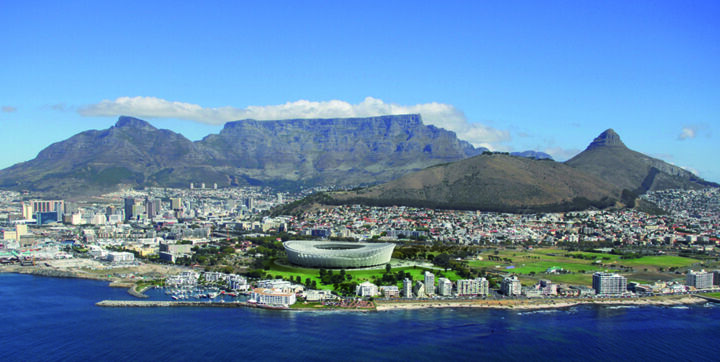 Küste von Kapstadt mit Cape Town Stadium.