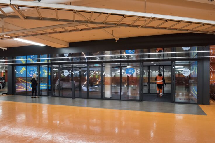 Everywhere in the shopping centre: spacious ease of access, thanks to glazed sliding door systems.