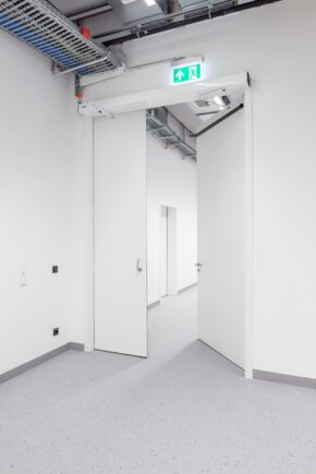Automatic door drive Powerturn IS/TS Semi-automatic system with swing door drive on the active leaf and door closer on the passive leaf with built-in mechanical latching action that accelerates the door just before reaching the closed position and obstacle detection.
