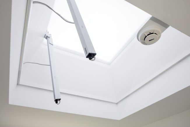 Spindle drive E 250 NT installed in an office building The E 250 NT is a compact spindle drive with a large area of application, such as smoke and heat extraction and natural ventilation for direct opening in façade and roof areas. In addition, it can also be installed on inward opening and outward-opening windows with bottom-hung, top-hung and side-hung leaves.