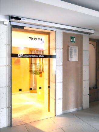 Hôtel Albion (Mountain Spa Resort), Italie, hôtel Système de porte coulissante linéaire automatique avec une faible hauteur de construction et une ligne de conception claire