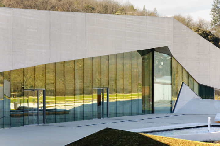 Glasfassade des internationalen Zentrums für Höhlenkunst, der Höhle von Lascaux