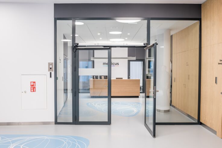 Swing door system Slimdrive EMD-F IS at the Medicus Clinic in Wrocławiu, Poland
