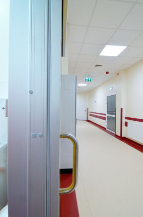 U   glisant  automat  ECdrive H, în special pentru spital instalate în clinica Asklepios din Rzeszów (Polonia) Sistem de u   glisant  liniar  automat pentru zonele cu cerin e de igien  ridicate