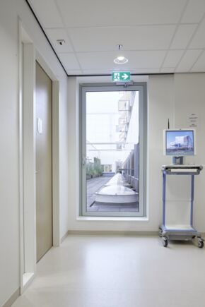 Türschließer TS 4000 an einer einflügeligen Tür im MST Medisch Spectrum Twente. GEZE Türschließer TS 4000 mit Gestänge an einer einflügeligen Tür.      
Endschlag über das Gestänge mit Integrierter Öffnungsdämpfung und optischer Schließkraftanzeige, auch geeignet für Feuer- und Rauchschutztüren.