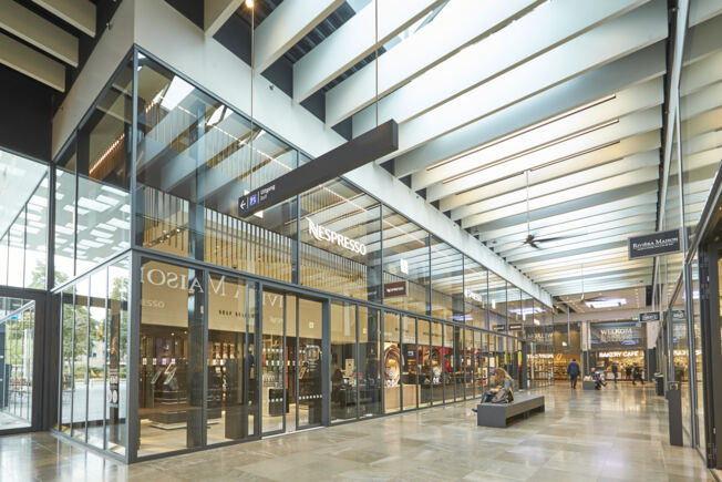 Entraînement automatique de porte coulissante Slimdrive SL-NT, installé dans le centre commercial Gelderlandplein à Amsterdam Système de porte coulissante linéaire automatique avec une faible hauteur totale et une ligne de conception claire