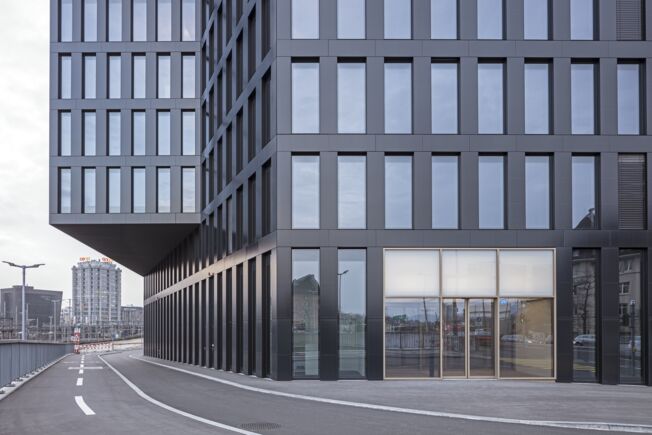 Automatischer Schiebetürantrieb Powerdrive PL-FR, verbaut im Grosspetertower Basel Automatisches Linear-Schiebetürsystem für große und schwere Türen mit eigenständiger Fehlererkennung und Protokollierung