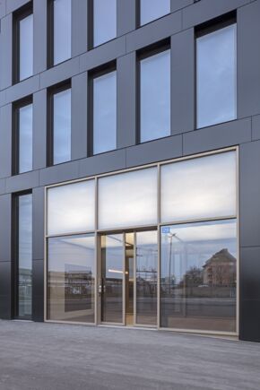 Schiebetürantrieb Powerdrive PL am Eingang zum Grosspeter Tower in Basel Automatisches Linear-Schiebetürsystem für große und schwere Türen mit eigenständiger Fehlererkennung und Protokollierung