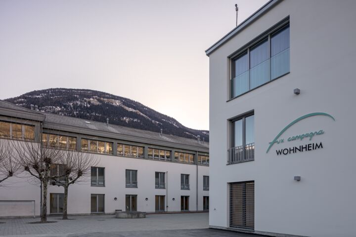 At the Swiss residential home Fux Campagna, GEZE automatic door drives for swing doors and sliding doors offer ease of access and accessibility. They also ensure safety on escape and rescue routes and in relation to fire protection.