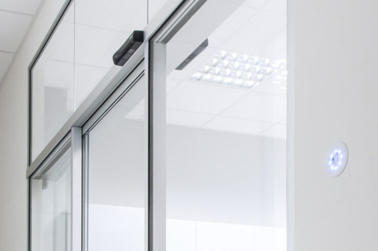 Automatic sliding doors - Sliding door drives for automatic sliding doors ensure barrier-free, safe and reliable door control in day-to-day use. Whether in high-traffic entrance areas, sensitive functional zones or barrier-free entrances.