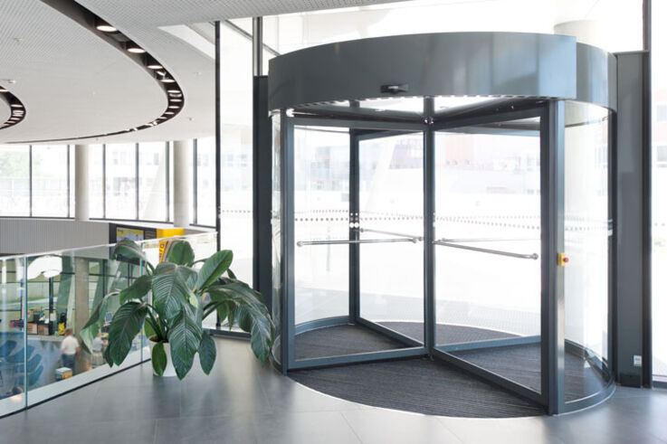 Portas giratórias automáticas - As portas giratórias automáticas são extremamente cómodas e adequadas para pessoas com mobilidade condicionada, mesmo quando são usadas com muita frequência. Com um design perfeito e elegante, elas são o cartão de visita no átrio do seu edifício.