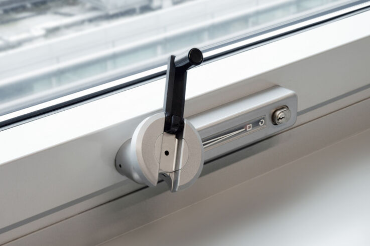 Hardware systems - With smart fittings you bring heavy and large-surface windows into a tilted position with very little effort. The window fittings satisfy high requirements regarding robustness and stability.