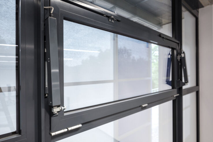 Opening/locking systems - Smoke-free escape routes in case of fire, thanks to natural smoke and heat extraction and smoke removal. Welcome side effect: the function of a window ventilation system for daily ventilation.