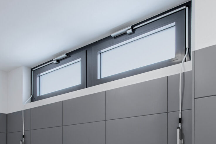 Manual fanlight openers - With a single motion, manual fanlight openers provide fresh air. Thus, natural ventilation is simple and effective, also with closed main windows. Fanlight windows make rooms brighter.