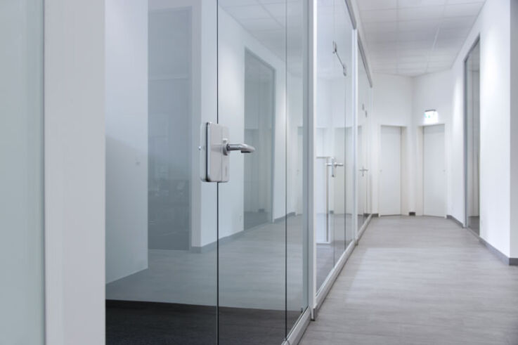 Feststehende Glastrennwände - Feststehende Raumabtrennungen mit Glastrennwänden machen Ihre Räume transparent. Durch einen modularen Aufbau sind sie mit verschiedenen Systemelementen, etwa Glastüren, und Funktionalitäten realisierbar.