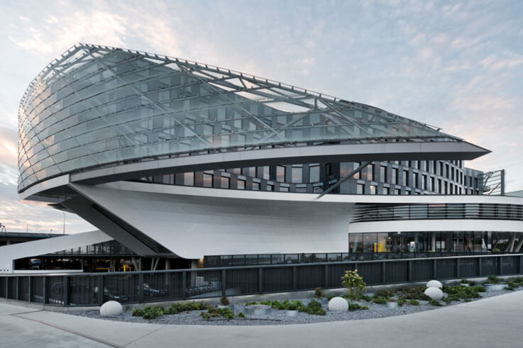 Løsninger - Med energieffektive og sikre løsninger til bygningsautomatisering, der kan styres komfortabelt, bidrager vi til bygninger med høj livskvalitet. Sådan fungerer bygningsadministration i en Smart Building.