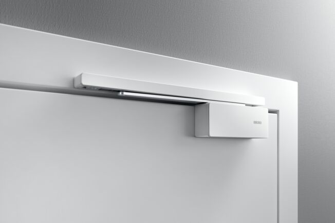 GEZE ActiveStop montat aplicat pe o u   din lemn Oprire lin , închidere u oar   i men inere confortabil  a u ii în pozi ie deschis 
U ile zgomotoase, degetele prinse, pere ii  i mobila deteriorate sunt aproape în totalitate excluse.