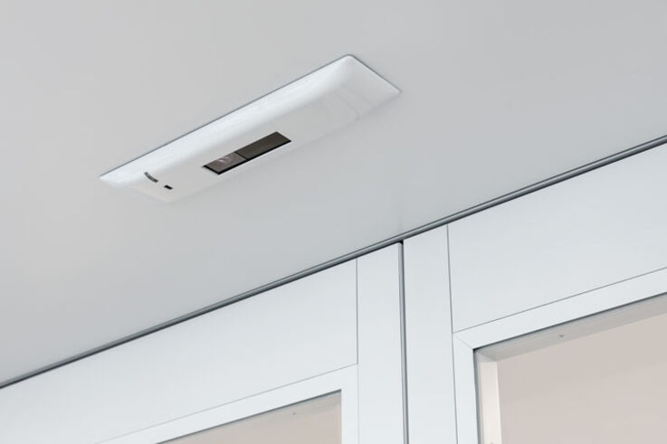 Aanstuurelementen en sensoren - Ze zijn als het ware de knappe koppen van de schuifdeuren en zijn volledig gericht op comfort en veiligheid. Aanstuurelementen en sensoriek scheppen barrièrevrijheid en beschermen tegen ongevallen.