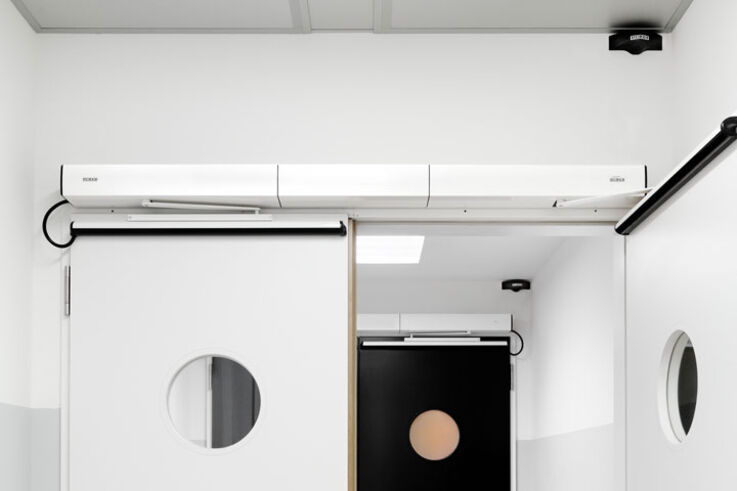 Aanstuurelementen en sensoren - Ze zijn als het ware de knappe koppen van de draaideuren en zijn volledig gericht op comfort en veiligheid. Aanstuurelementen en sensoriek scheppen barrièrevrijheid en beschermen tegen ongevallen.