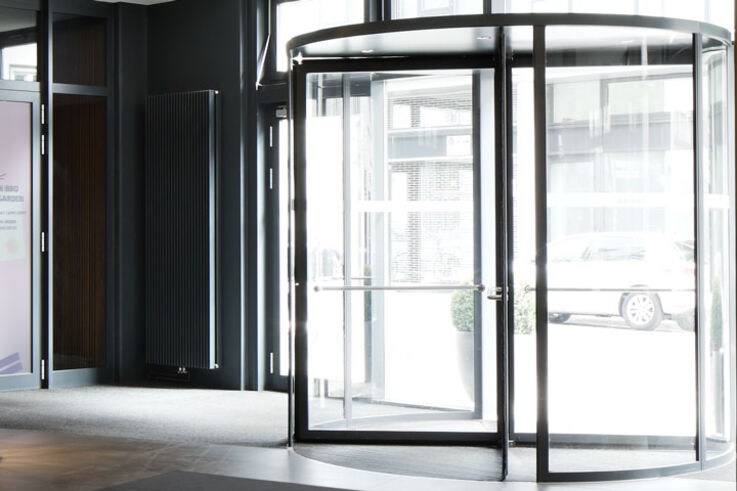 TSA 325 NT - Geruisloos, elegant en gemakkelijk toegankelijk – met deze eigenschappen is het handmatige tourniquetsysteem TSA 325 NT voorbestemd voor de inbouw in gevels met zeer hoge designeisen.