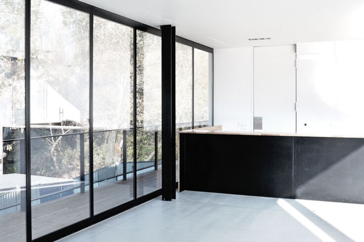 MSW met elementen in smal kozijn - Ook bij glazen scheidingswanden met isolatieglas hoeft u niet van optimale transparantie af te zien – daarvoor heeft GEZE MSW handmatige schuifwandsystemen met elementen met smalle lijst in het assortiment.