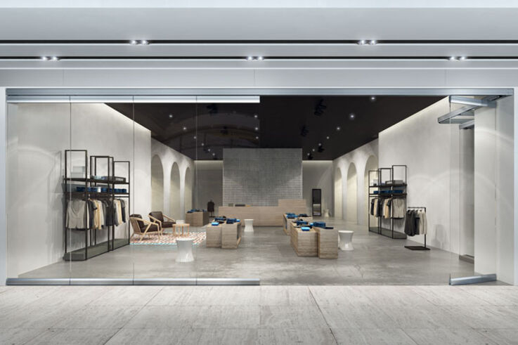Handmatig schuifwandsysteem 100% glas - Ideaal voor shops en showrooms: een ruimte indelen en daarbij maximale transparantie verkrijgen. Het GEZE MSW 100% glazen scheidingswandsysteem voor flexibele vormgeving zorgt voor vrije doorkijk.