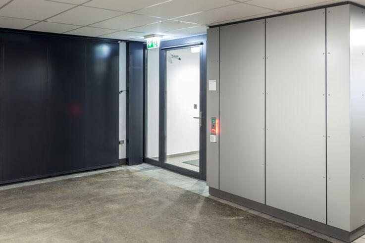 Centraline porte - In ogni edificio, le vie di fuga devono essere personalizzate ed adattate a specifiche esigenze, altrimenti non sono sicure. La centralina gioca un ruolo di enorme importanza: in situazioni normali consente l’attraversamento della porta solo alle persone autorizzate, mentre in caso di emergenza apre le porte indiscriminatamente a tutti.