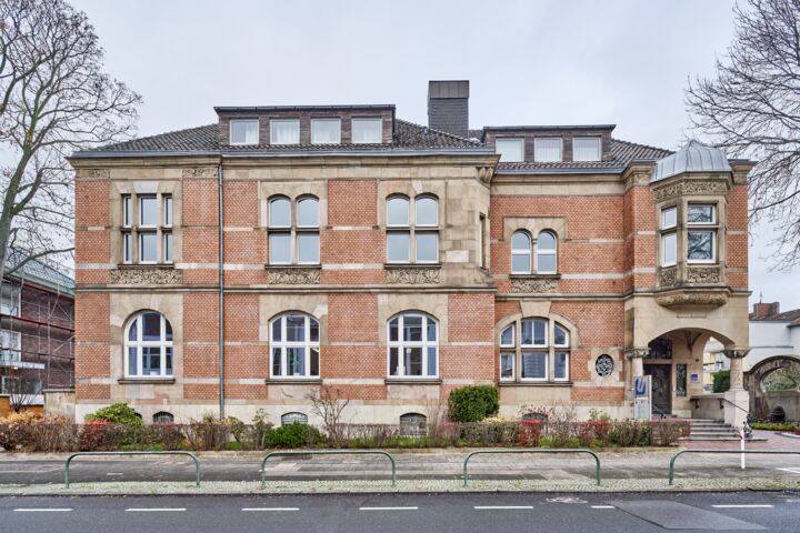 Renovating listed buildings presents challenges, such as laying cables for fire protection solutions. GEZE’s wireless fire door holders offer state-of-the-art solutions.