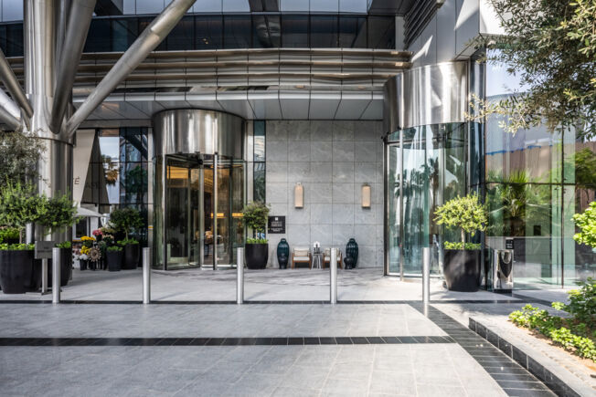 To karuselldører ønsker gjestene velkommen på femstjernershotellet.