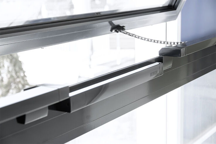 Locking drives - Locking drives offer additional safety for your large smoke and heat extraction or ventilation windows. They are the solution for large leaf areas, when locking with the drive's retention force is not sufficient.