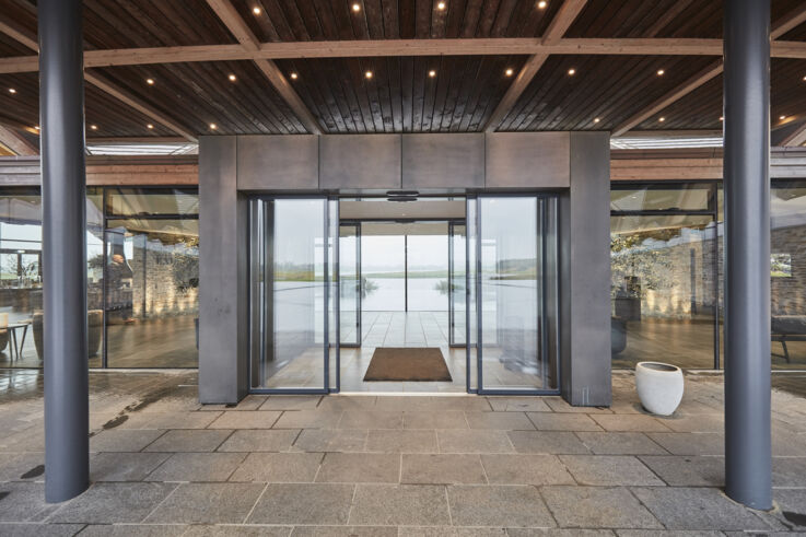 GEZE IGG integrert helglassystem i inngangsdørene til Great Northern Hotel. 