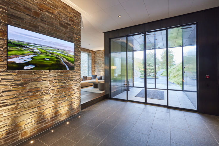 GEZE-dørsystemer i inngangsområdet til Great Northern Hotel i Kerteminde i Danmark.