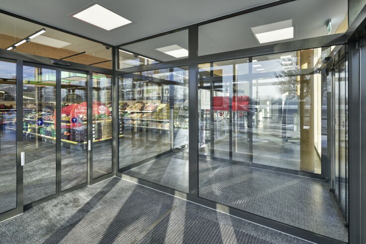 The double arrangement of the ECdrive T2 ensures comfortable, barrier-free and contact-free entry into the store.