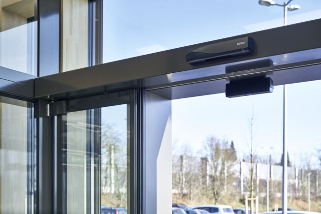 Automatische schuifdeuraandrijving ECdrive T2-FR, geïnstalleerd in de Aldi Süd-vestiging in Mühldorf Automatisch lineair schuifdeursysteem op vluchtroutes met activering en bescherming GC 339, GC 363 R en GC 363 SF.