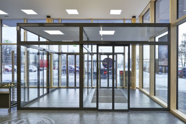 Automatische schuifdeuraandrijving ECdrive T2-FR, geïnstalleerd in de Aldi Süd-vestiging in Mühldorf Automatische lineair-schuifdeursysteem op vluchtroutes