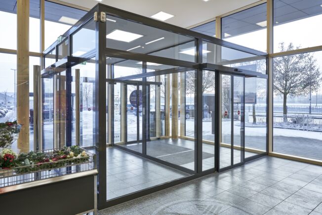 Automatische schuifdeuraandrijving ECdrive T2-FR, geïnstalleerd in het Aldi Süd-filiaal in Mühldorf Automatisch lineair-schuifdeursysteem op vluchtroutes