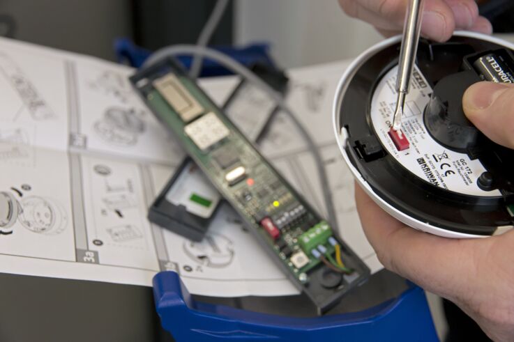 Setting up the various wireless components of the GEZE FA GC 170 wireless extension kit for hold-open systems 